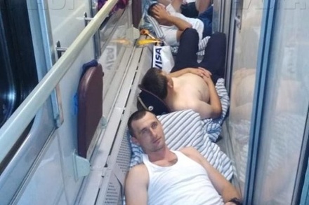 Полиция объяснила кадры с лежащими на полу поезда сотрудниками