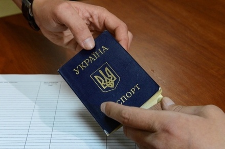 ЕС призвал Киев выдавать новые паспорта в том числе жителям Крыма и Донбасса