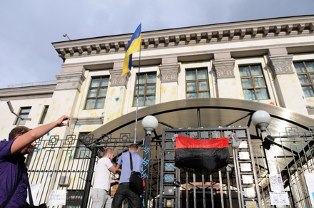 МИД России требует наказать виновных в атаке на посольство в Киеве 