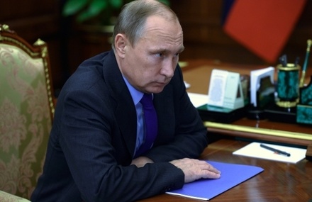 Путин вновь сократил на 10 процентов зарплату себе и Медведеву