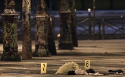 В Париже мужчина с ножом напал на прохожих