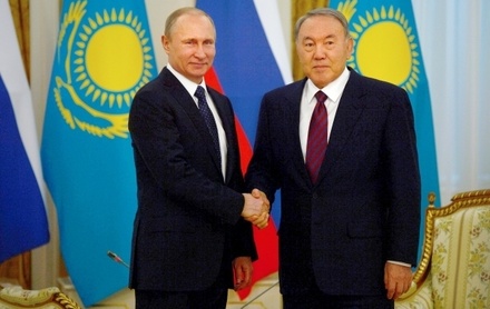 Путин поздравил Назарбаева с победой на выборах президента Казахстана