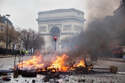 Власти Парижа временно закрыли повреждённую в ходе протестов Триумфальную арку 