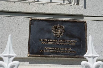 С закрытых консульских объектов в Сан-Франциско сорвали российские флаги 