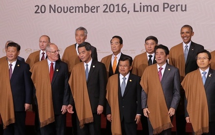 Лидеры АТЭС сфотографировались в национальных перуанских накидках