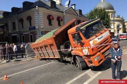 В центре Москвы грузовик провалился под асфальт
