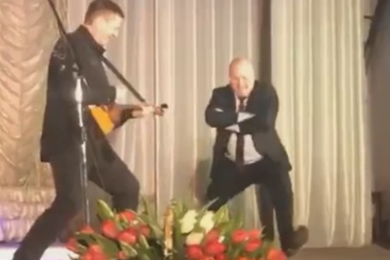 Красноярский чиновник объяснил танцы вприсядку под балалайку празднованием инаугурации