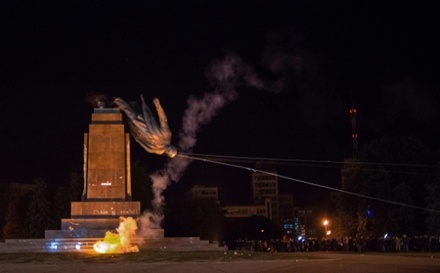 На месте снесённого памятника Ленину в Харькове установили огромный крест