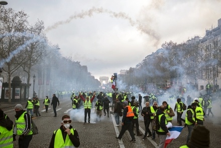 Митингующие устроили несколько поджогов на Елисейских полях в Париже