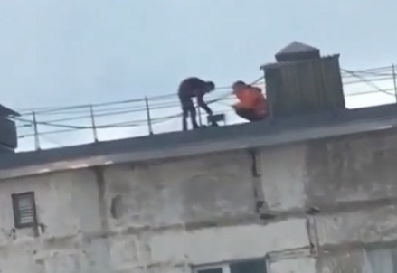 Жители Сахалина во время самоизоляции пожарили шашлык на крыше дома