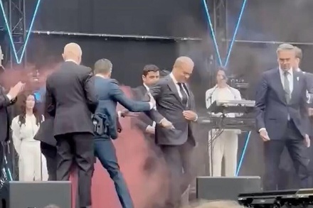 В премьер-министров Нидерландов и Польши бросили дымовую шашку