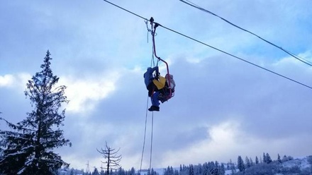 Более 70 человек застряли на канатной дороге на Украине