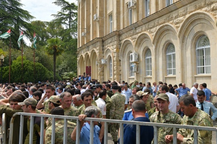 Оппозиция заблокировала здание администрации президента и парламента Абхазии