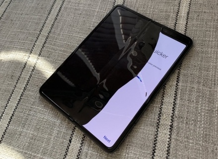Samsung отложит выпуск на рынок складывающегося смартфона из-за дефектов