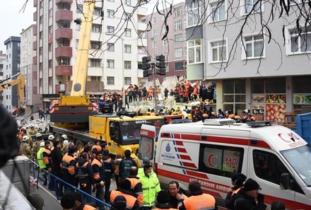 Число погибших при обрушении дома в Стамбуле увеличилось до 6