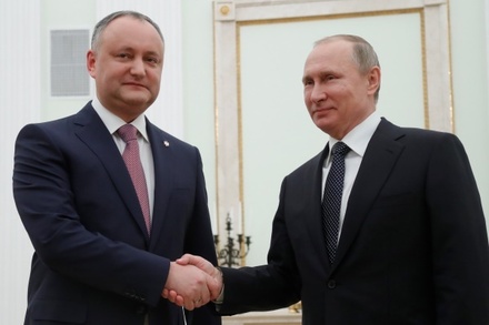 Президент Молдавии подарил Владимиру Путину несколько ящиков вина