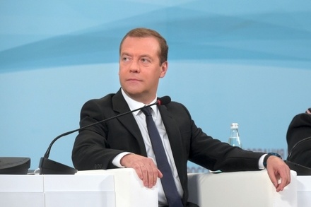 Медведев заявил о готовности повысить зарплату учителям