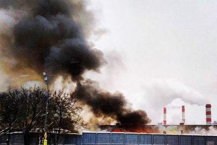 На юге Москвы загорелись гаражи на площади 1200 квадратных метров