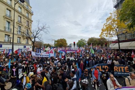 В Париже начались стычки между полицией и радикалами