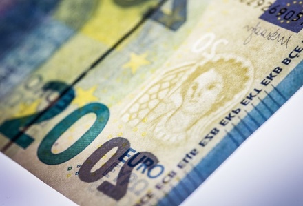 На торгах в Москве евро достиг 80 рублей
