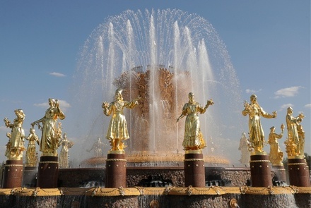 В Москве включили фонтаны