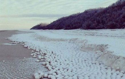 На Ямале обнаружили необычные ледяные шары