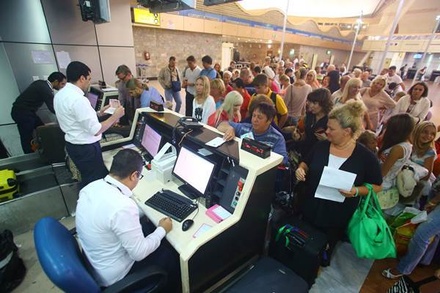 Российских туристов вынуждают выбрасывать багаж в аэропорту Каира