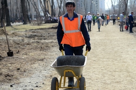 Работодателей в России хотят обязать платить страховые взносы за мигрантов
