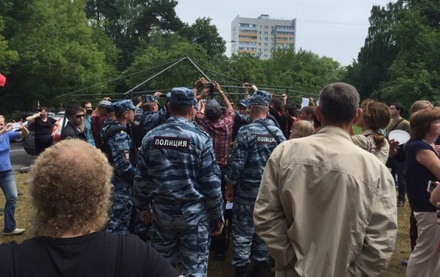 Полиция убирает палатки протестующих против строительства храма в московском парке