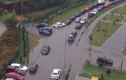 В Москве сильный дождь стал причиной подтопления улиц 