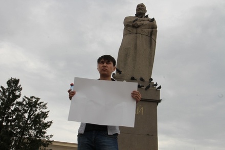 В Казахстане задержали одиночного пикетчика с пустым листом бумаги