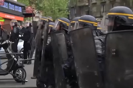 Полиция в Париже применила слезоточивый газ в ходе протестов