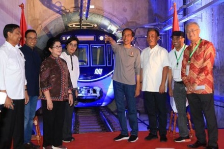 Президент Индонезии открыл первую в стране линию метро