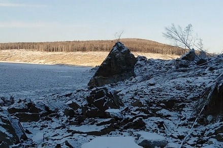 Крупный метеорит перекрыл русло реки в Хабаровском крае