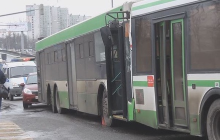 Появилось видео ДТП с двумя автобусами на юге Москвы