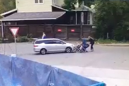 Во Владивостоке машина сбила двух женщин с детскими колясками