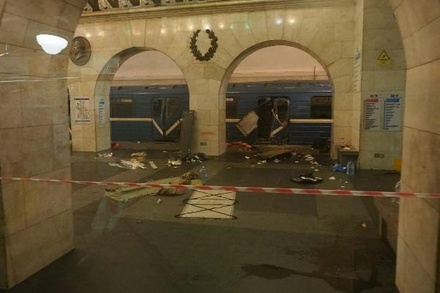 Очевидец сообщил о взрыве в поезде метро Петербурга во время движения