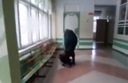 Министру просвещения доложили об избиении учителем школьника в Комсомольске-на-Амуре