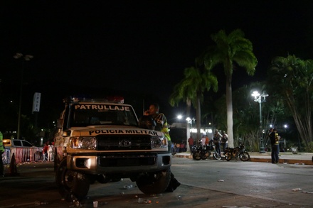 На улицы Каракаса выведена военная техника