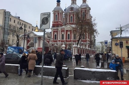 В Москве пешеходные зоны перекрыли бетонными блоками