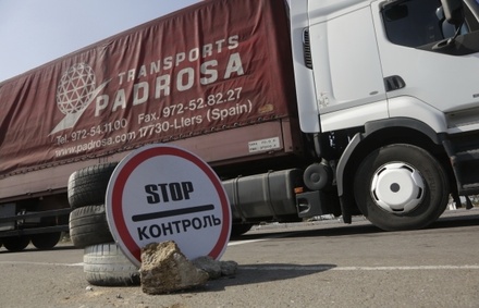Россия приостановила движение украинских грузовиков в ответ на блокаду на Украине