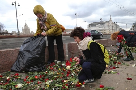 В Москве зачистили мемориал на месте убийства Бориса Немцова