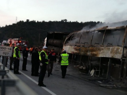 Пассажирский автобус сгорел в Турции после ДТП