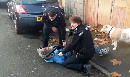 Британские полицейские по ошибке напали на своего советника по расовым вопросам