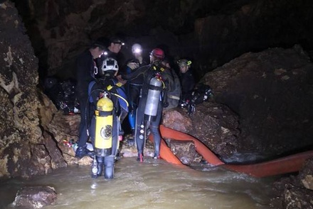 Появилось первое видео спасения детей из затопленной пещеры в Таиланде