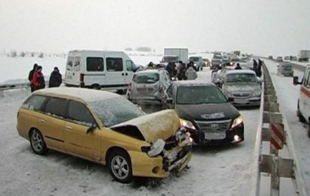 На трассе под Калугой из-за снегопада столкнулись почти 20 автомобилей