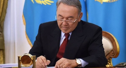 Нурсултан Назарбаев подписал закон о поправках в конституцию Казахстана