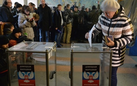 Наблюдатели из России отмечают отсутствие нарушений на выборах в Донбассе