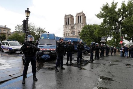 Неизвестный напал с молотком на сотрудников полиции в центре Парижа