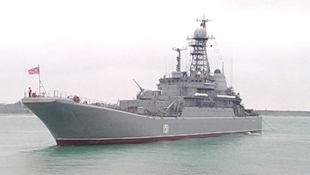 Под аркой моста через Керченский пролив впервые прошёл корабль ВМФ России